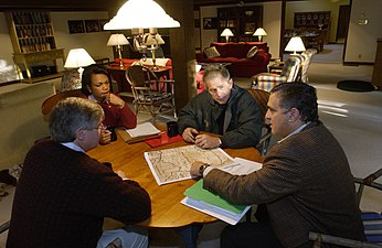 O presidente George W. Bush se reúne no sábado, 29 de setembro de 2001, com o chefe de gabinete Andy Card, à esquerda, a conselheira de segurança nacional Condoleezza Rice e o diretor da CIA George Tenet em Camp David.