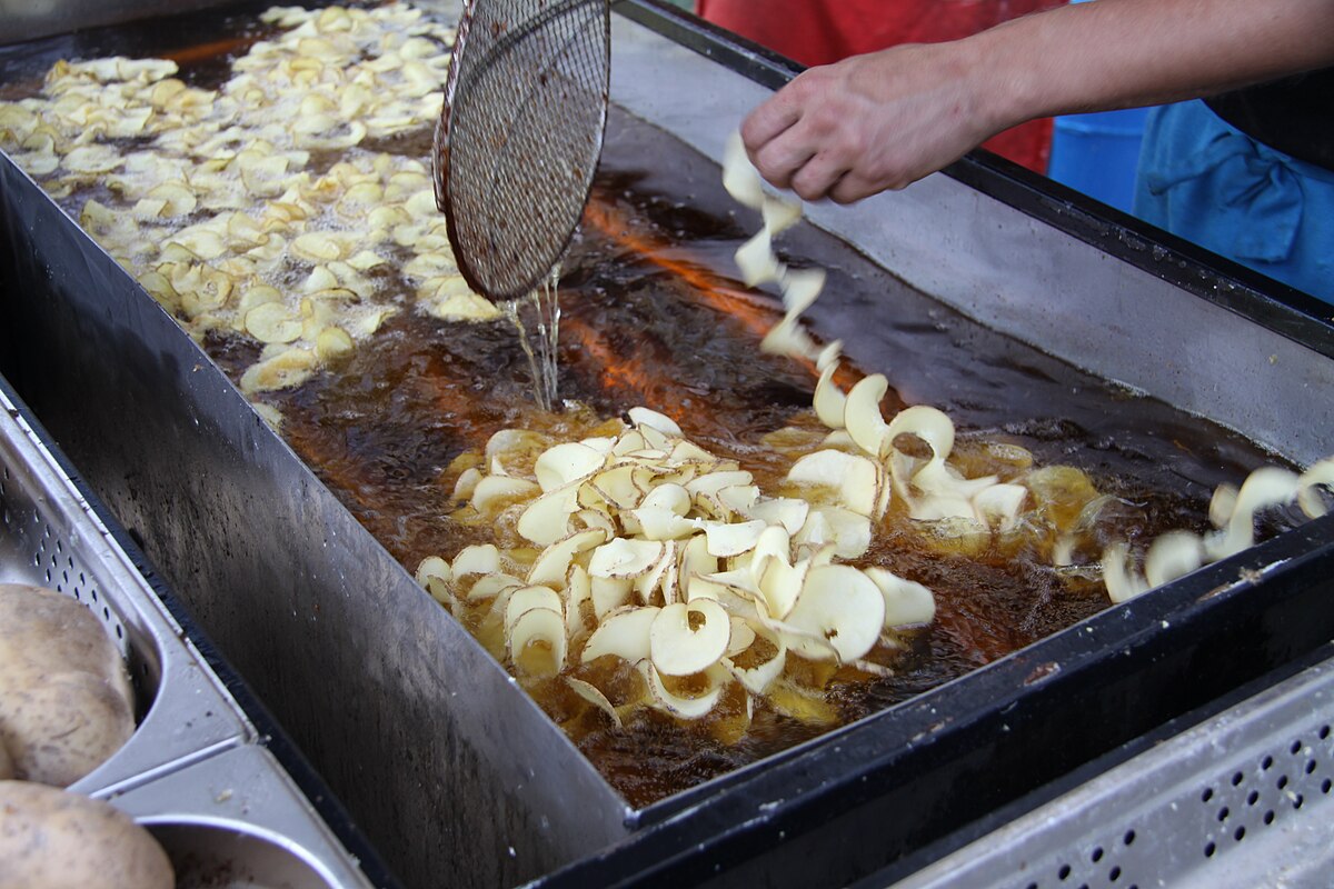 https://upload.wikimedia.org/wikipedia/commons/thumb/3/33/Production_of_homemade_chips_%284%29.JPG/1200px-Production_of_homemade_chips_%284%29.JPG