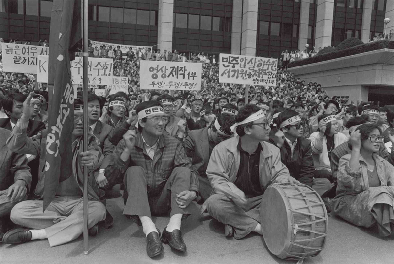 File:Protest by journalists 1990-04-17.png