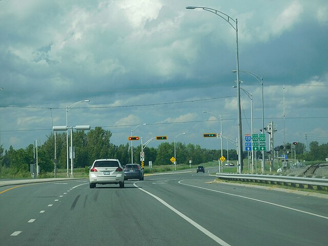 Route 201 is concurrent with Route 132 and Autoroute 530.