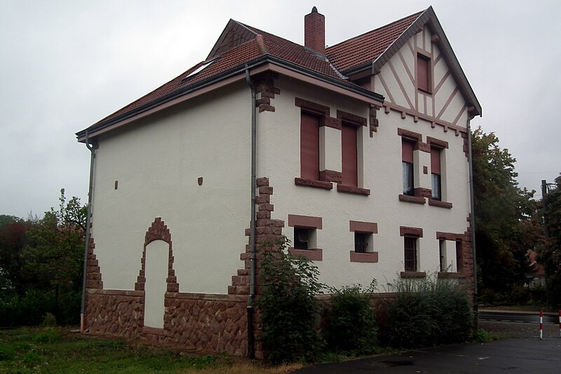 File:Rathaus Dudweiler Nebengebäude historisches Gefängnis.jpg