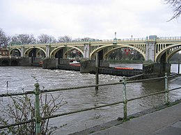 Richmond Lock z Isleworthu, Middx vypadající SE.jpg