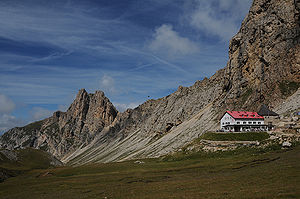 The Roterdspitze (left), right in the foreground the Tierser-Alpl-Hütte