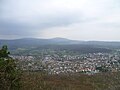 Ausblick in Richtung Osten über Fischbach auf Feldberg und Altkönig (mittig)
