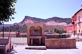 Detalle de fuente con pilón y abrevadero en la plaza de la Iglesia de Riodeva (Teruel), 2017.