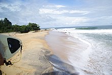 La práctica del surf en las costas de Robertsport (Grand Cape Mount) es una de las grandes apuestas turísticas de Liberia.