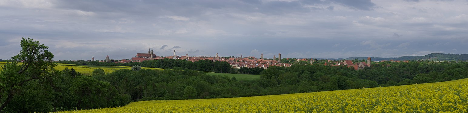 [Rothenburg ob der Tauber ist eine Kleinstadt, die ihr mittelalterliches Bild in die Gegenwart herübergerettet hat.