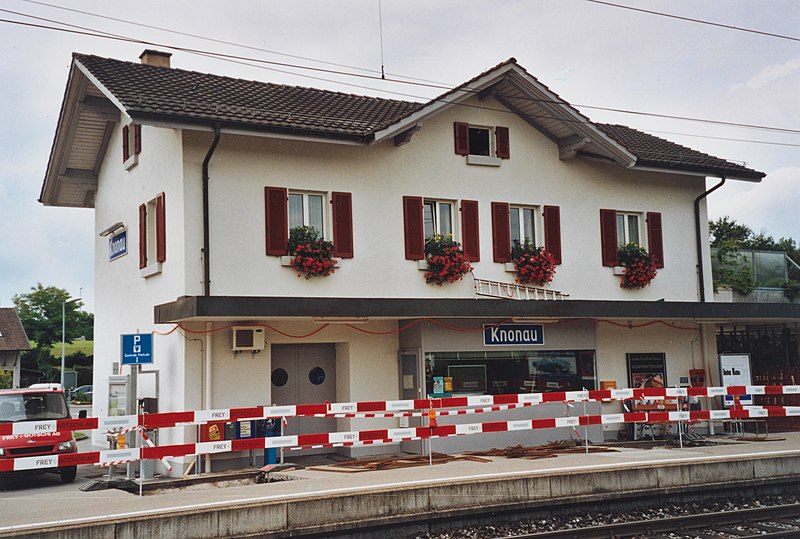 File:SBB Historic - F 122 00552 001 - Knonau Stationsgebaeude Bahnseite.jpg