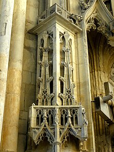 Dais sur le montant gauche du baldaquin médiéval, qui surmontait autrefois deux statues.