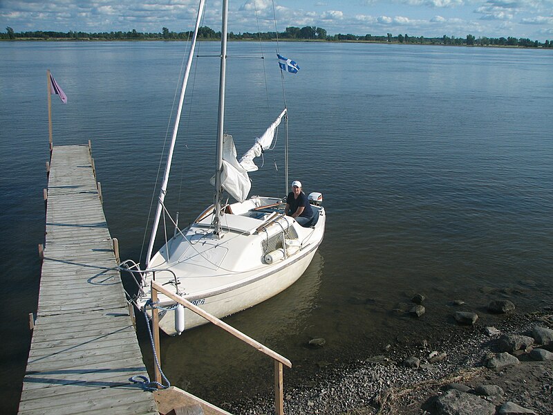 File:Sandpiper 565 sailboat docked in shallows with centerboard up.jpg