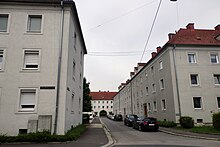 Zahlreiche Wohnsiedlungen („Hitlerbauten“) und ganze Stadtteile wurden in der NS-Zeit errichtet, wie z. B. hier die Neue Heimat. (Negrelliweg/Vogelfängerweg; 2017)