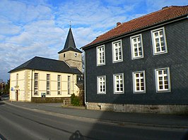 Kerk en voormalige school in Scheuerfeld