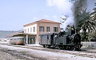 Automotrice RALn 60.22 e locomotiva R.302.006 in stazione nel marzo 1973