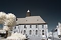 Français : Médiathèque George Sand, Rue des Halles, Seurre (Côte d'Or, Bourgogne, France) photographié avec un filtre infrarouge 720 nm. Català: Hemeroteca George Sand, Carrer de les Llotges, Seurre (Costa d'Or, Borgonya, França) fotografiat amb un filtre infraroig 720 nm. Español: Hemeroteca George Sand, Cale de las Lonjas, Seurre (Côte d'Or, Borgoña, Francia) fotografiado con un filtro infrarrojo 720 nm.