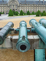 中庭には馬関戦争でフランス帝国海軍によって押収された長州藩の大砲の一部が展示されている。
