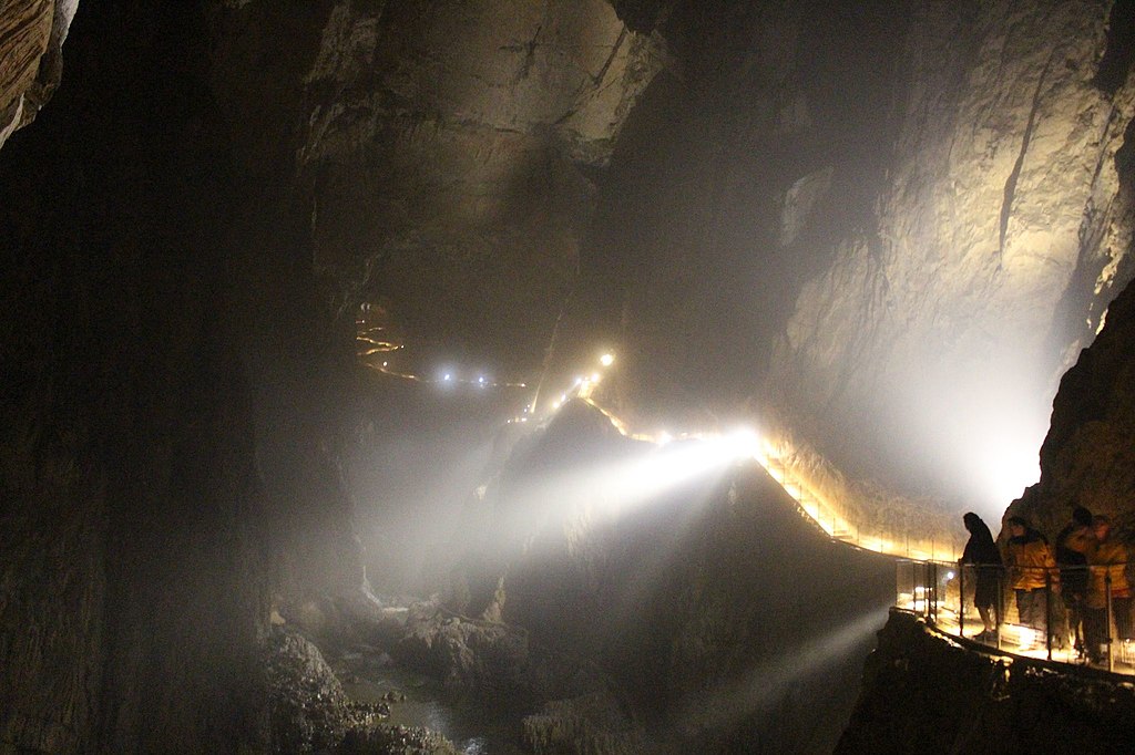 Höhlen von Škocjan: Blick in den unterirdischen Canyon (UNESCO-Welterbe in Slowenien). Slovenia