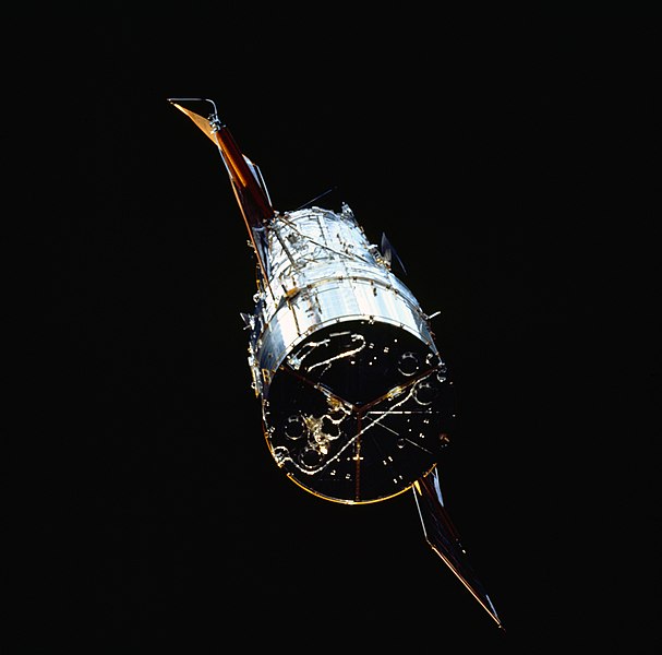 File:Space Shuttle Endeavour Approaches Hubble Space Telescope (27514173054).jpg