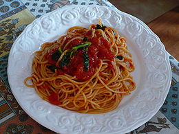 Спагети помодоро е базилико (дом. сос и босилек)