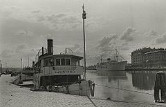 Strandvejen 1951. 
 Bag Ljusterö S/S Blidösund søsat i 1910 og fortsat i trafik.