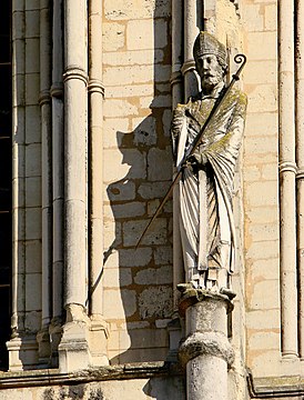 Statue de Saint Remi Basilique Reims 130208.jpg