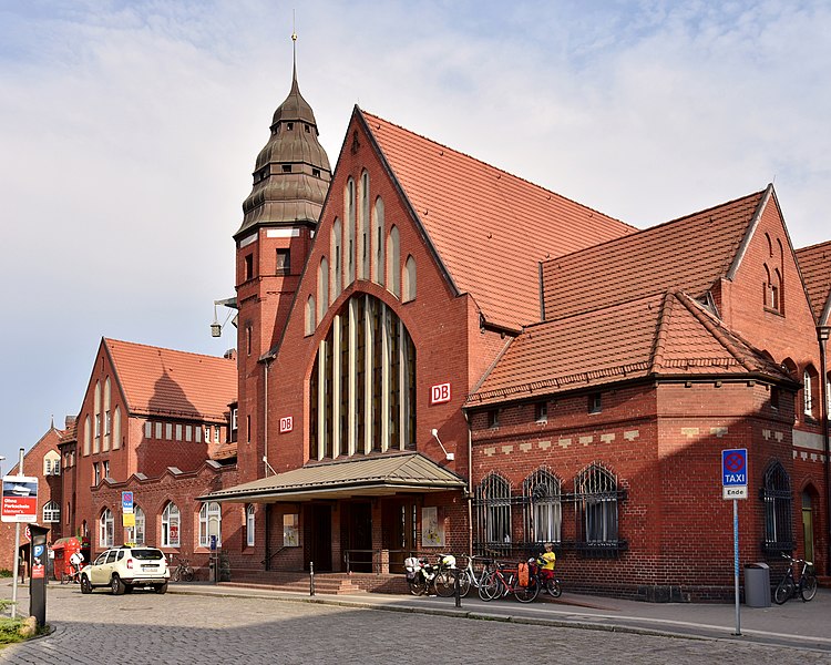 File:Stralsund Hauptbahnhof, 2019 (03).jpg