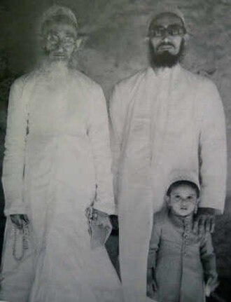 A young Aali Qadr Mufaddal Saifuddin (bottom right) with his father, Mohammed Burhanuddin (right), and grand father, Taher Saifuddin (left) c. 1950.