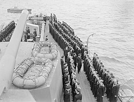 Крал Джордж VI инспектира HMS Manchester, Хоум Флийт, 1942 г.
