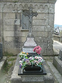 Noël Roquevert's grave in Douarnenez.