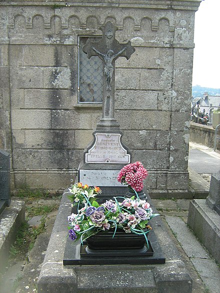Noël Roquevert's grave in Douarnenez.