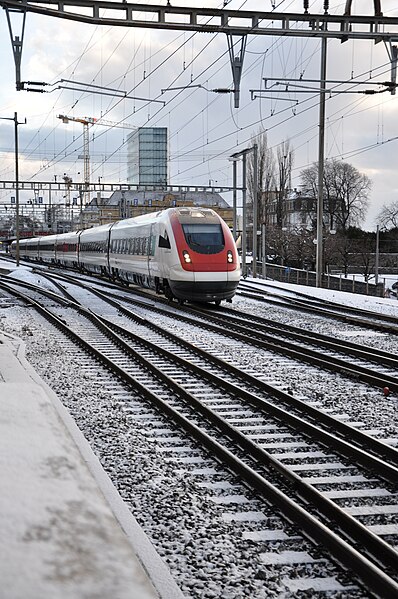 File:Train cff en gare de Neuchatel.jpg