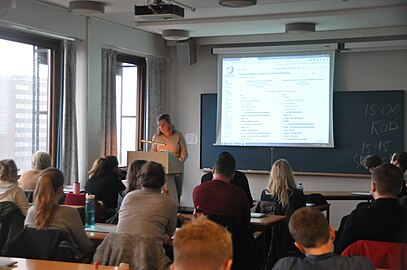 Jorid Martinsen (WMNO) at the University of Oslo. Lecture on Wikipedia editing