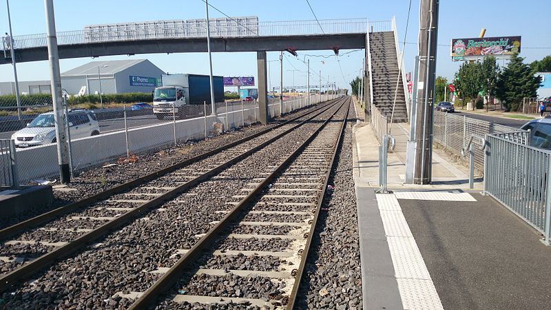 File:Tram stop 56 ( Earl St-Matthews Ave) at Airport West (1).jpg