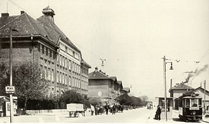 ehemalige Volksschule mit Endstation der Straßenbahnlinie 165 (1930)