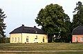 Le restaurant de Tuomarinkylä à gauche du Manoir.