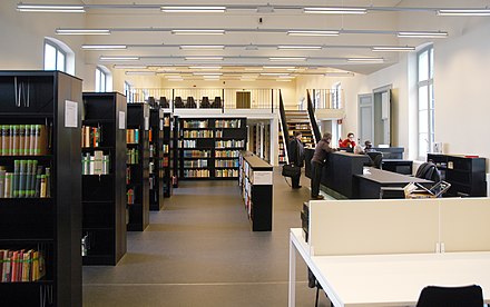 De eerste fase van de nieuwe, gecentraliseerde faculteitsbibliotheek in het Roziergebouw werd in februari 2012 geopend