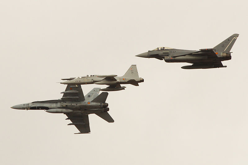 File:Un EF-18, un SF-5B y un Eurofighter Typhoon del Ejército del Aire volando en formación (15539535712).jpg