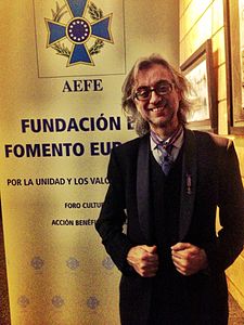 Víctor Amela, premiado con la Gran Cruz de Oto de la AEFE.jpg
