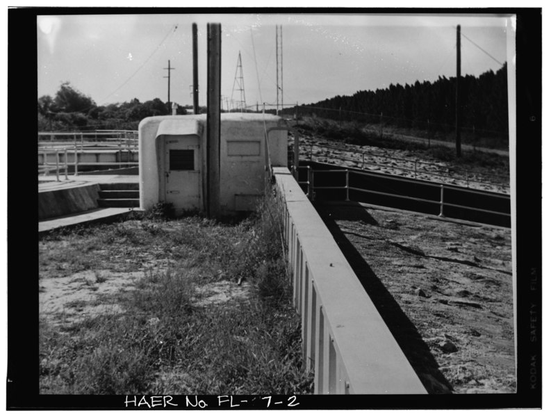 File:VIEW LOOKING SOUTH FROM LANDSIDE TOP OF STRUCTURE AT SECTOR GATES. - Hurricane Gate Structure 5, Herbert Hoover Dike on Lake Okeechobee, Belle Glade, Palm Beach County, FL HAER FLA,50-BEGL,3-2.tif