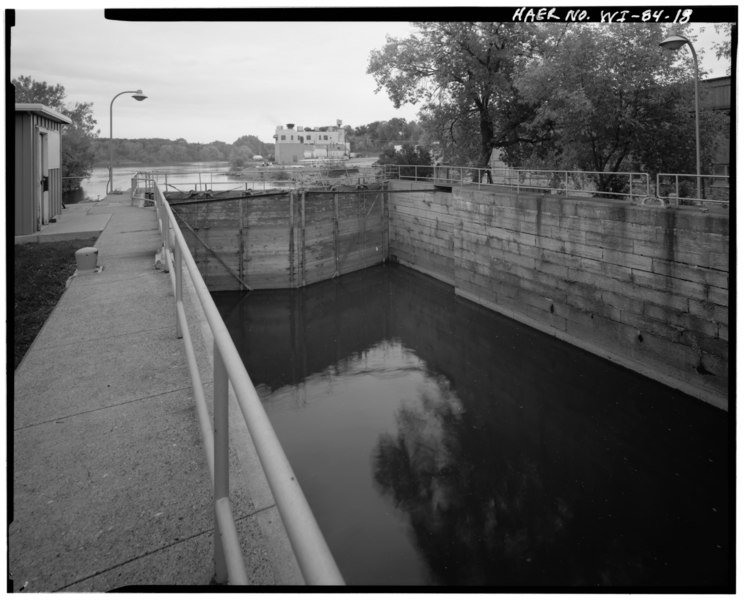 File:VIEW SOUTHEAST, Upstream side of Lock 4 lower gate - Appleton Locks and Dams, Fox River at Oneida Street, Appleton, Outagamie County, WI HAER WIS,44-APPL,1-18.tif