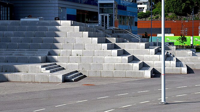 Varierte trinn utenfor Ado Arena i Bergen