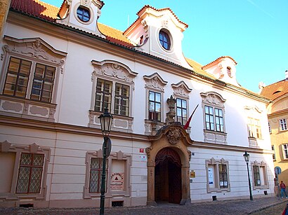 Jak do Velkopřevorský Palác hromadnou dopravou - O místě