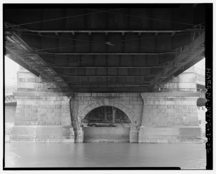 File:View of underside of swing span, looking west from pivot pier - Macombs Dam Bridge, Spanning Harlem River Between 155th Street Viaduct, Jerome Avenue, and East 162nd Street, HAER NY,31-NEYO,175-32.tif