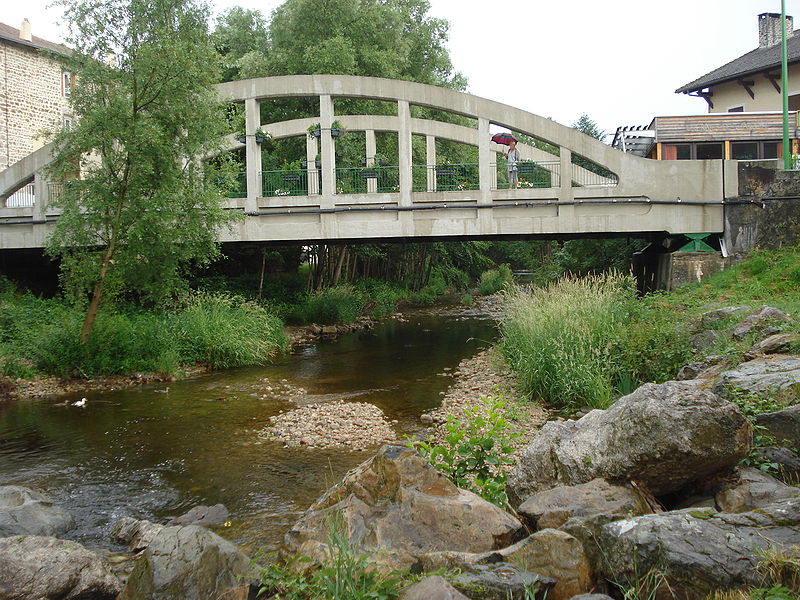 File:Vorey-sur-Arzon (Haute-Loire, Fr), le pont sur l'Arzon.JPG