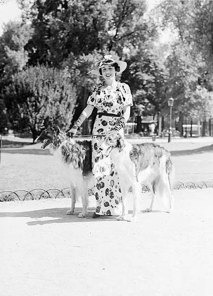 File:Vrouw met twee honden in het Bois de Boulogne, Bestanddeelnr 255-8716.jpg