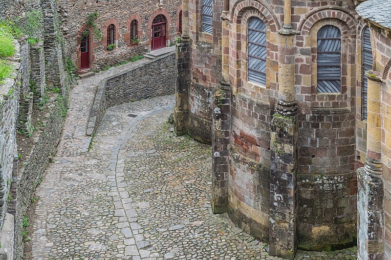 File:Walking path in Conques 03.jpg