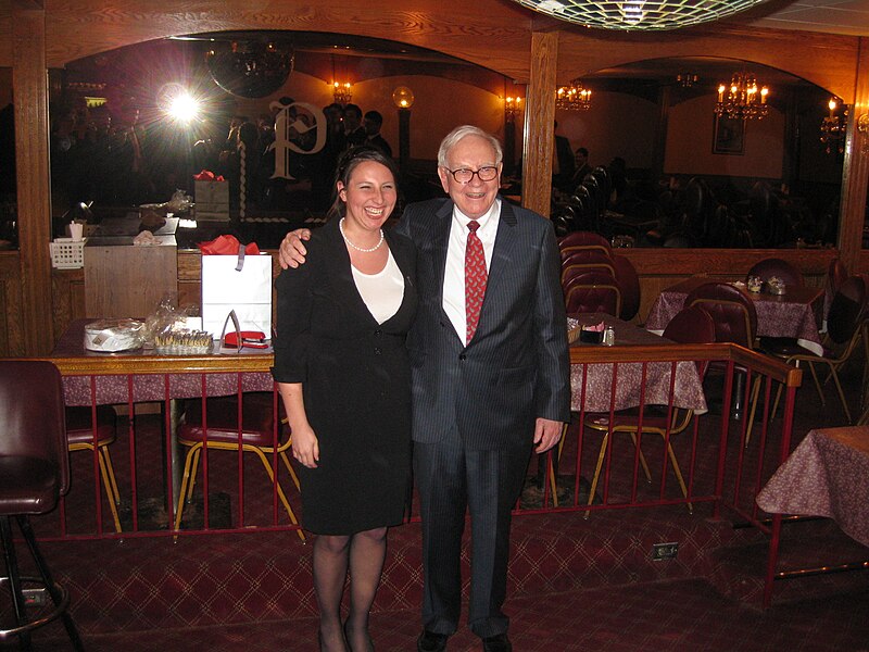 File:Warren Buffett with Fisher College of Business Student - 4395160188.jpg