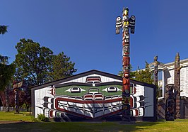 De Wawadit'la, een "big house" van de Kwakwaka'wakw gebouwd in 1953 door stamhoofd Mungo Martin met een totempaal in het Thunderbird Park van Victoria