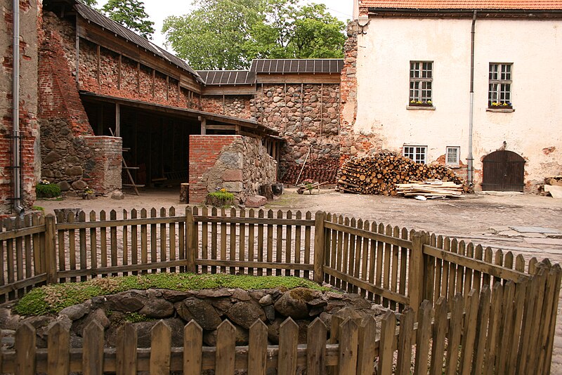 File:Well in the centre of Dundaga Castle's courtyard.jpg