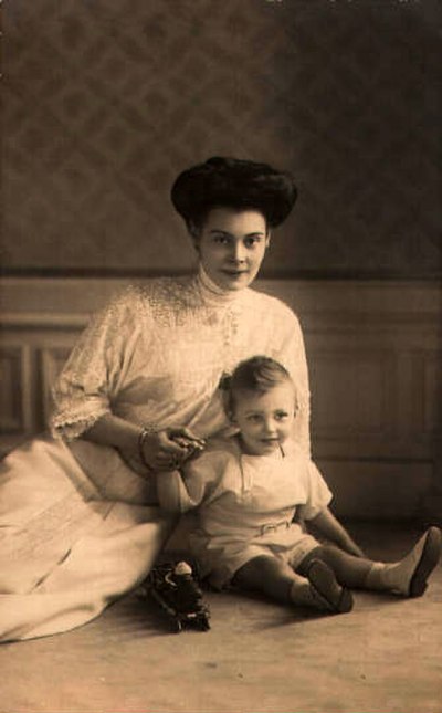 Prince Wilhelm with his mother, Crown Princess Cecilie, in 1908