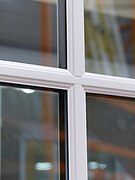 Außen aufmontiertes Fensterkreuz auf einem modernen Fenster (Detail)